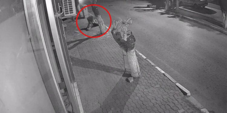 İzmir'de genç kadının bıçaklı saldırıya uğradığı anlar kamerada