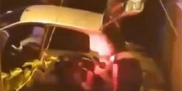 Polis, kaçan otomobili lastiklerine ateş açarak durdurdu