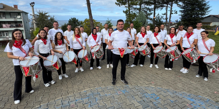 İlçe halkı bir araya gelip 29 Ekim için bando takımı kurdu