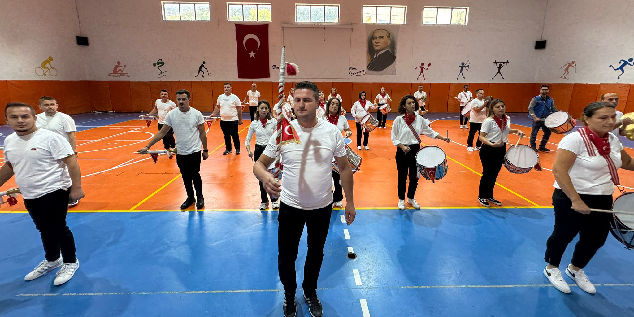 İlçe halkı bir araya gelip 29 Ekim için bando takımı kurdu