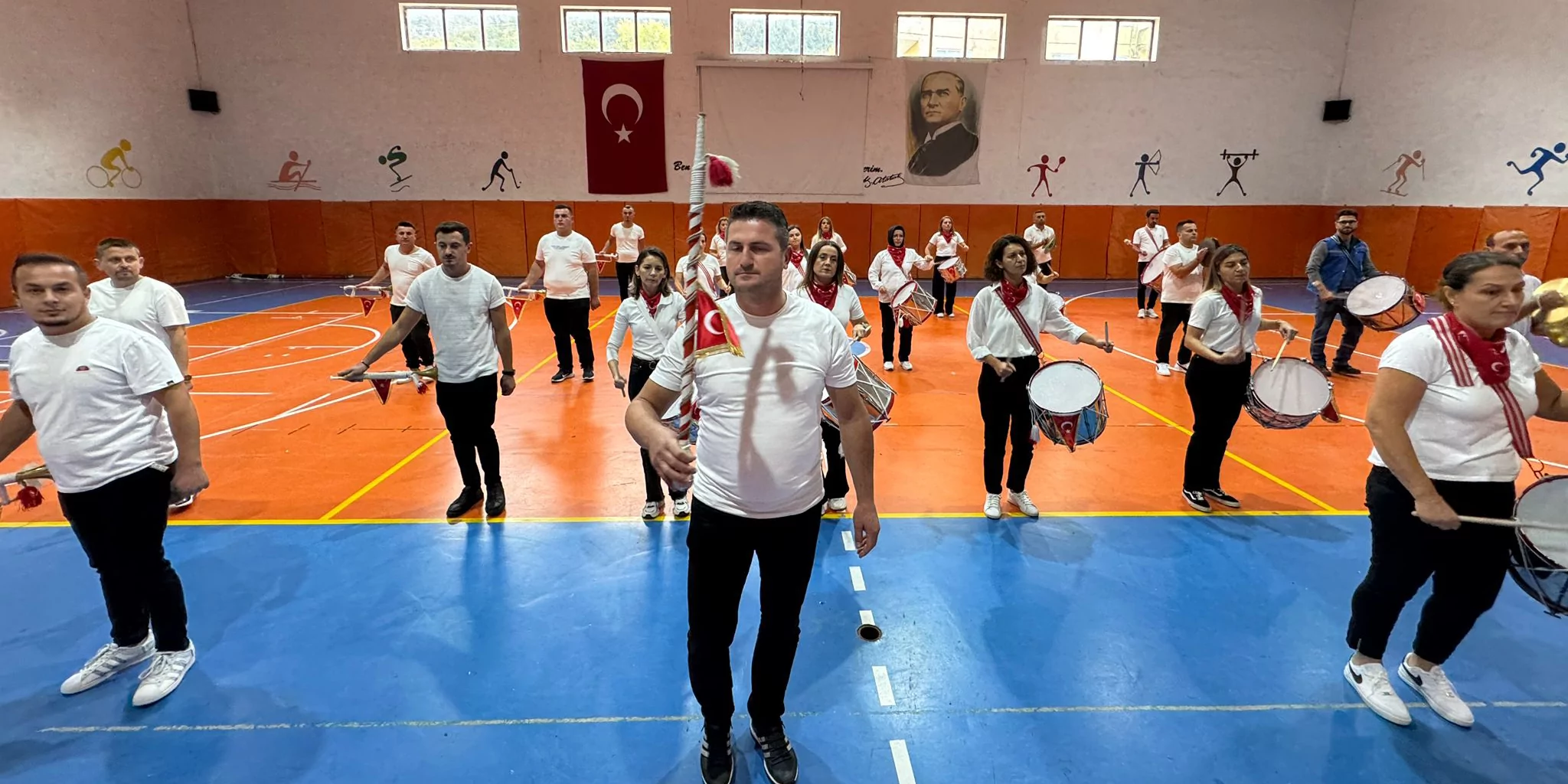 İlçe halkı bir araya gelip 29 ekim için bando takımı kurdu