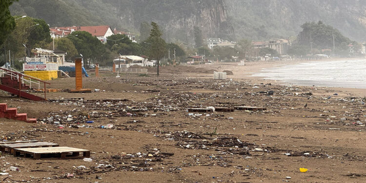 İnkumu Plajı çöplerle doldu