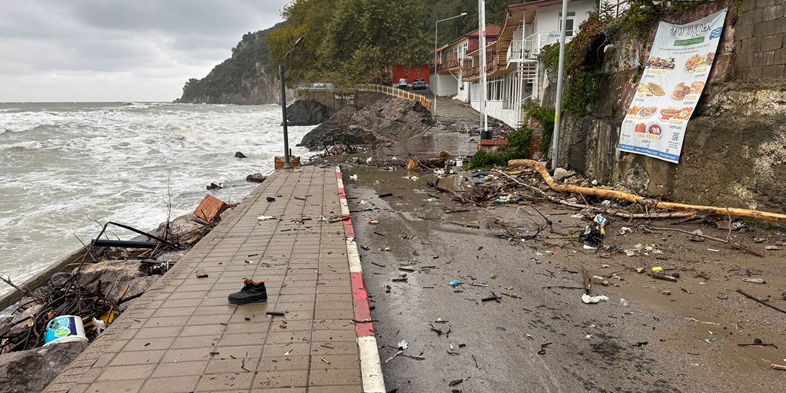 İnkumu Plajı çöplerle doldu