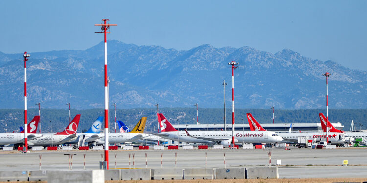 İran'ın İsrail'e saldırısı nedeniyle uçaklar Antalya'ya indi