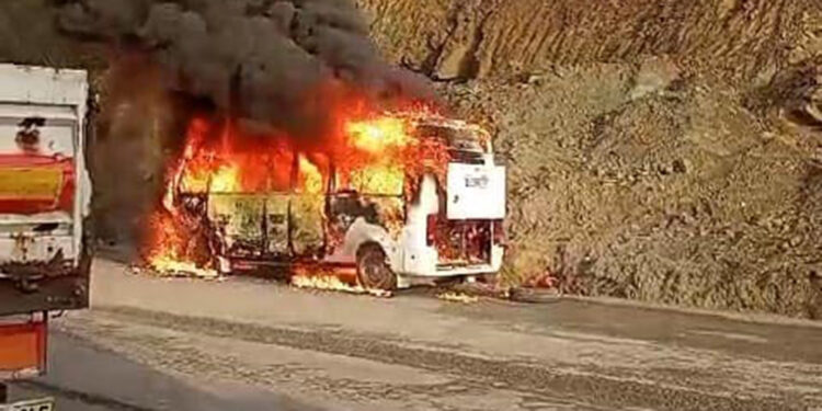 İşçi servis minibüsü yandı