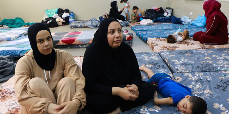 İsrail saldırıları Lübnan'da binlerce sivili yerinden etti