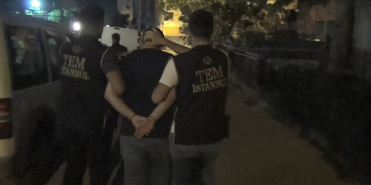 İstanbul'da FETÖ'nün gaybubet evlerine operasyon: 6 gözaltı