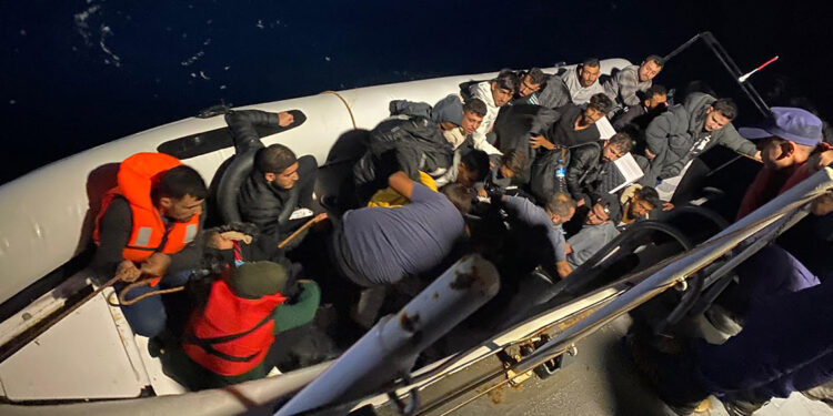 İzmir'de 49 kaçak göçmen yakalandı, 99 kaçak göçmen kurtarıldı