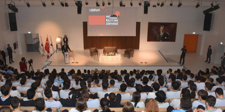 İzmir'de 'Mesleki Eğitim Zirvesi'nin ikincisi gerçekleştirildi