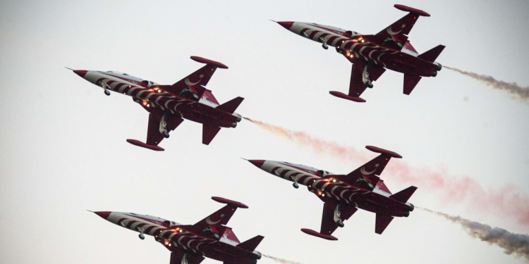 İzmir'de, Türk Yıldızları'ndan 29 Ekim öncesi prova uçuşu