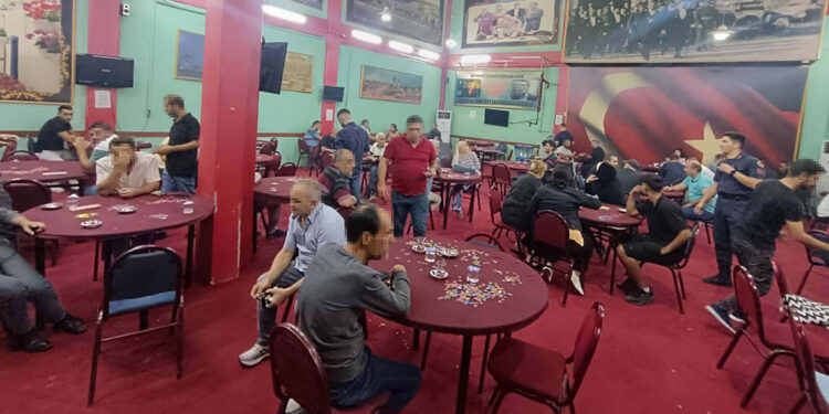 İzmir'de kumar oynayan 58 kişiye 372 bin lira ceza