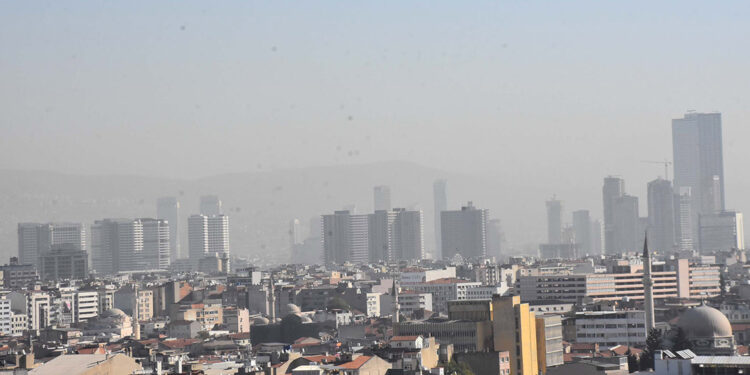 İzmir'i sis bulutu kapladı