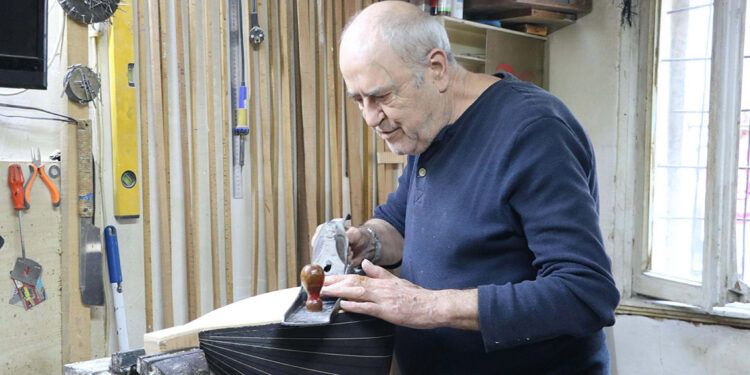 İzmir'in yarım asırlık saz ustası