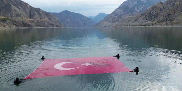 Jandarma SAK timlerinden Cumhuriyet'in 101'inci yıl dönümünde gösteri