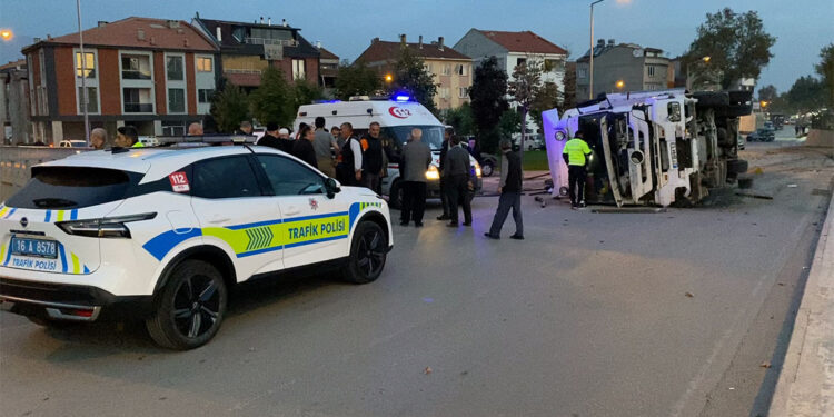 Demir yüklü TIR tali yola düştü