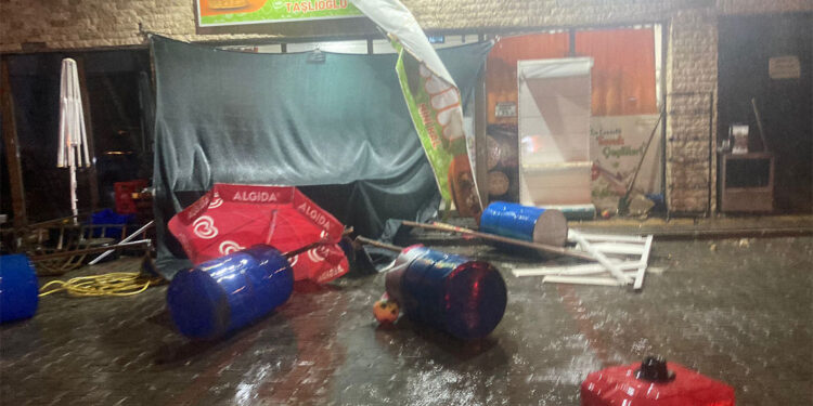 Karabük'te sağanak; cadde ve sokaklar suyla doldu