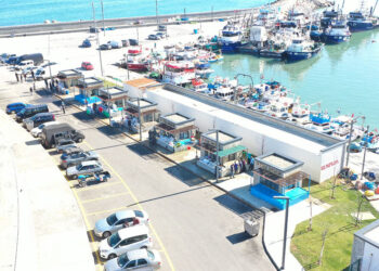 Karaburun Balık Hali hizmete açıldı