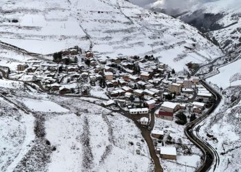 Karadeniz'de kar yağdı, yaylacılar dönüşe geçti