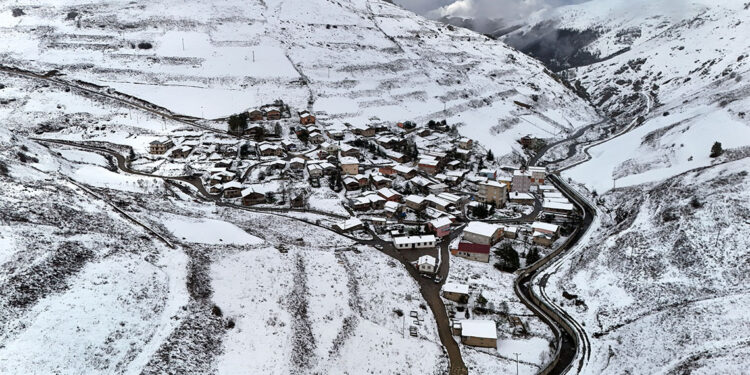 Karadeniz'de kar yağdı, yaylacılar dönüşe geçti