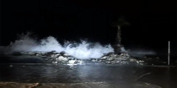 Cide'de dev dalgalar sahili dövdü