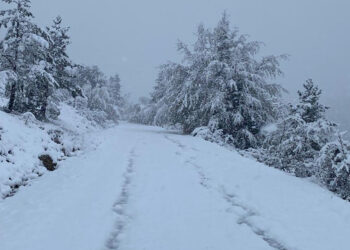 Kastamonu'da kar yağışı; Kış lastiği olmayanlar yolda kaldı