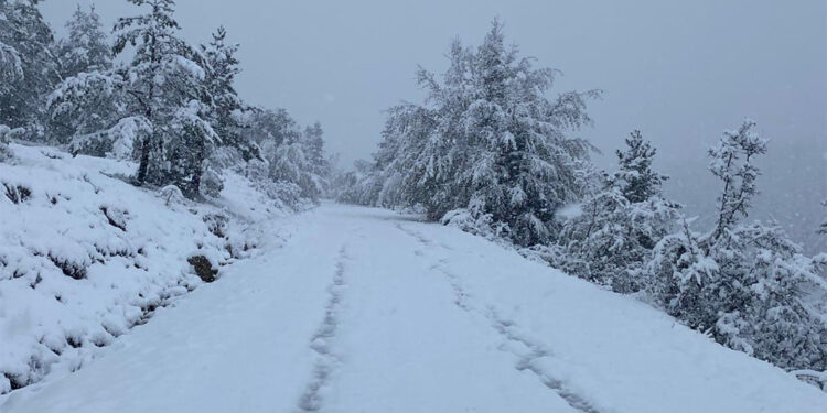 Kastamonu'da kar yağışı; Kış lastiği olmayanlar yolda kaldı