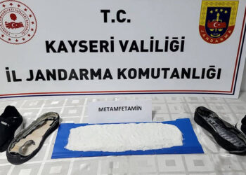 Ayakkabı tabanına sakladığı uyuşturucuyla yakalandı