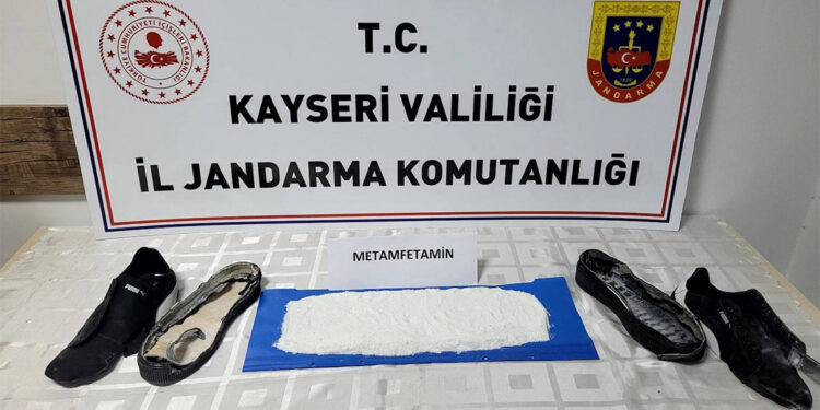 Ayakkabı tabanına sakladığı uyuşturucuyla yakalandı