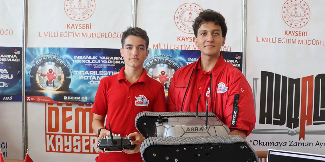 Kayseride, 50'nci yıl dedeman fen ve teknoloji anadolu i̇mam hatip lisesi öğrencileri, 'abra' adını verdikleri karada ve suda gidebilen amfibik paletli araçla, teknofest havacılık uzay ve teknoloji festivali'nde türkiye ikincisi oldu.