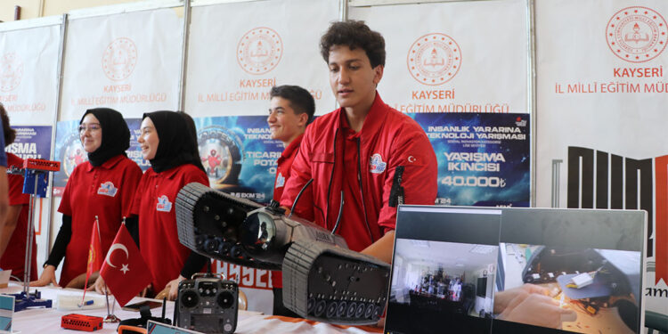 Karada ve suda gidebilen amfibik paletli araç ürettiler