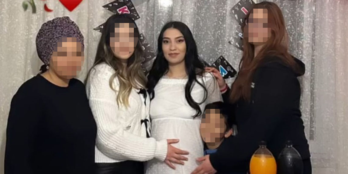 Bir grup kadın, Kayseri'de babasının öldürdüğü Buse Erkin (23) başta olmak üzere kadın cinayetlerine tepki için eylem yaptı.