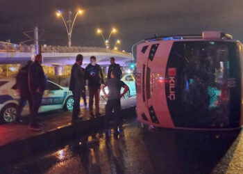 Kayseri’de fabrika işçilerini taşıyan midibüsün devrildi