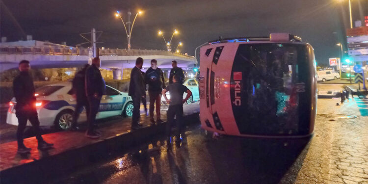 Kayseri’de fabrika işçilerini taşıyan midibüsün devrildi