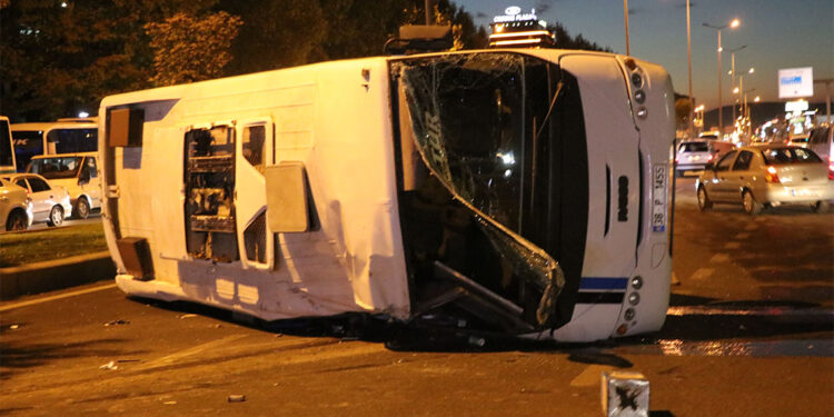 Kayseri'de otomobil ile midibüs çarpıştı