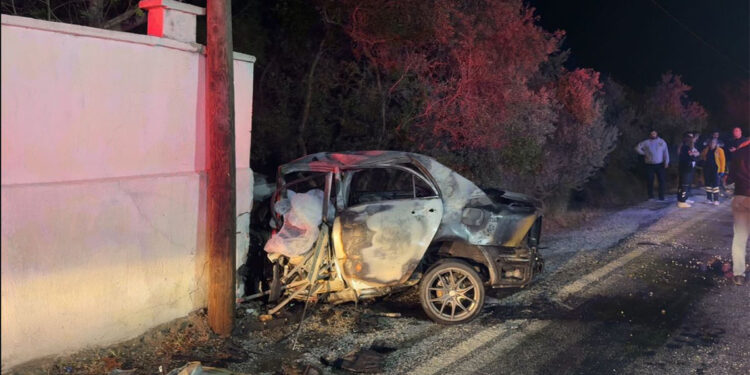 Yanan otomobilden çıkamayan sürücü hayatını kaybetti