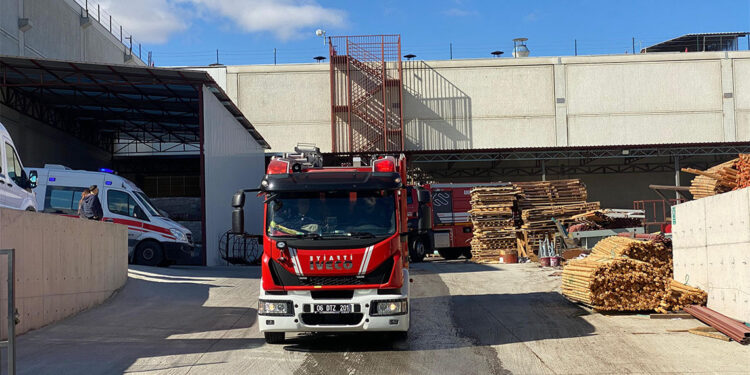 Ankara'da kereste fabrikasında yangın; 2 işçi dumandan etkilendi