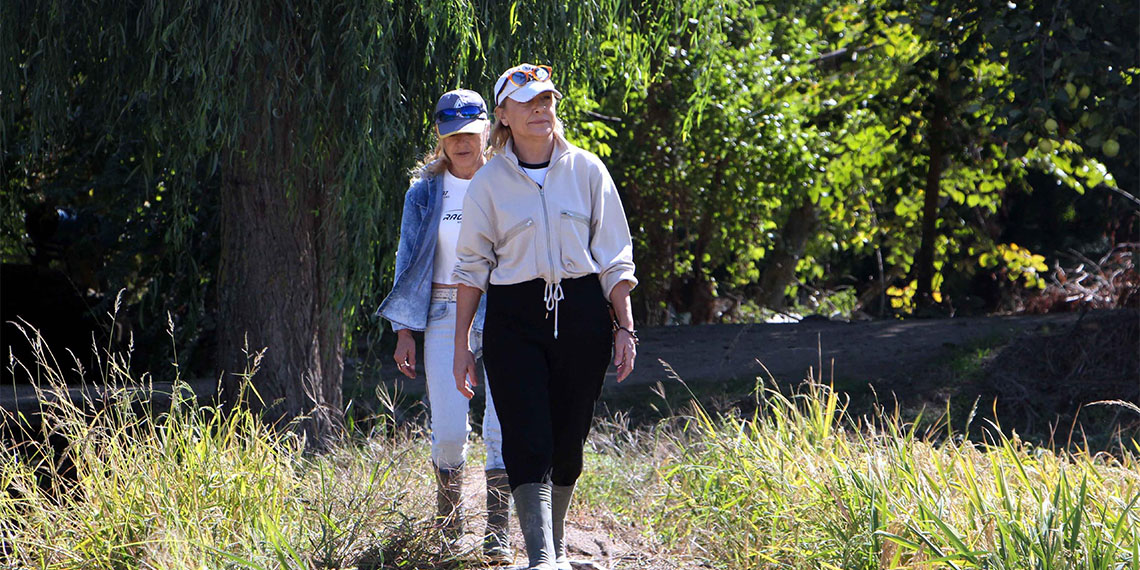 Edirne'de biri esnaf, diğeri memurluğu bırakarak köye taşınan kardeşler Fevziye Sakarya (60) ve Emine Sakarya (64), 27 yıldan bu yana babalarından kalan 176 dönüm alanda çeltik üretiyor.