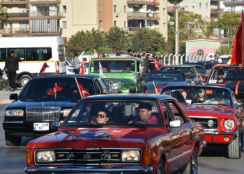 Klasik otomobillerle İzmir'de 29 Ekim korteji