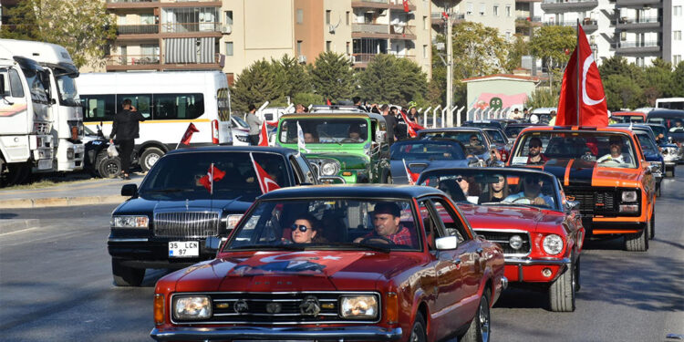Klasik otomobillerle İzmir'de 29 Ekim korteji