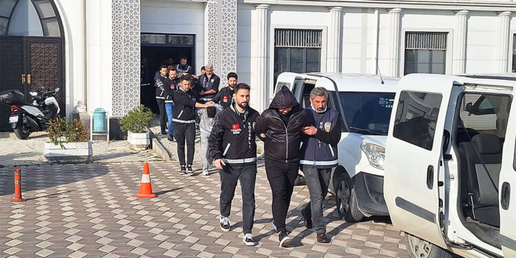 Kocaeli merkezli 3 ilde kargo dolandırıcılarına operasyon