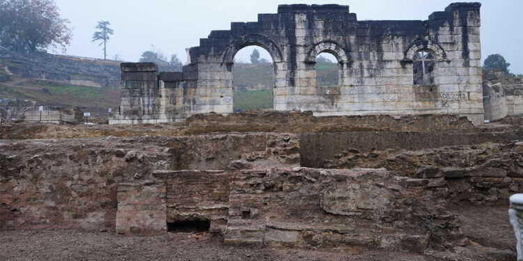 Konuralp Antik Tiyatrosu'nda kilise kalıntısı bulundu
