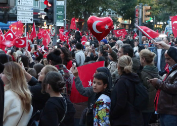 Kadıköy'de Cumhuriyet Yürüyüşüne binlerce kişi katıldı