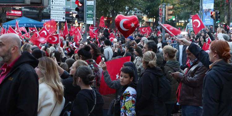Kadıköy'de Cumhuriyet Yürüyüşüne binlerce kişi katıldı