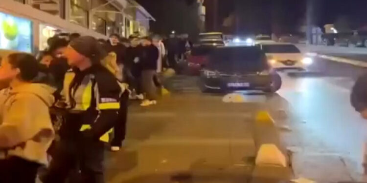 Kadıköy'de Dubai çikolatası için metrelerce kuyruk oluştu
