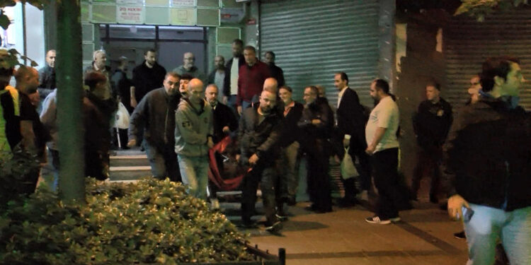 Kağıthane'de cam silerken 7'nci kattan düşüp hayatını kaybetti 