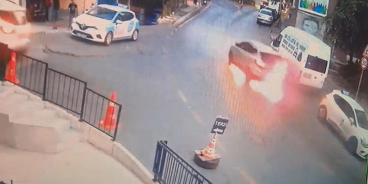 Kağıthane'de korku dolu anlar: Alev alan araçla metrelerce ilerledi 