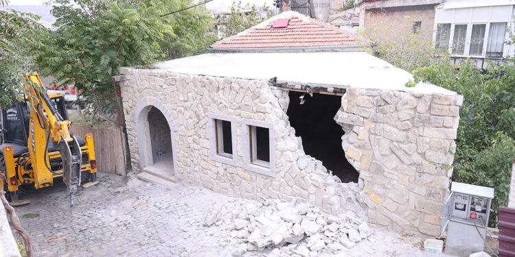 Kapadokya'da kaçak restoran yıkıldı