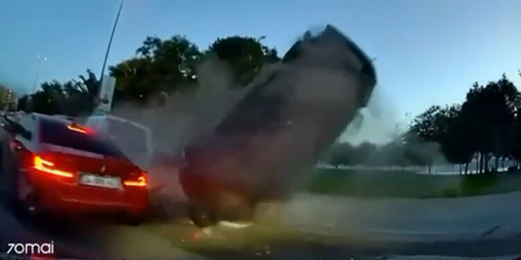 Kartal'da 11 aracın hasar gördüğü zincirleme kaza kamerada