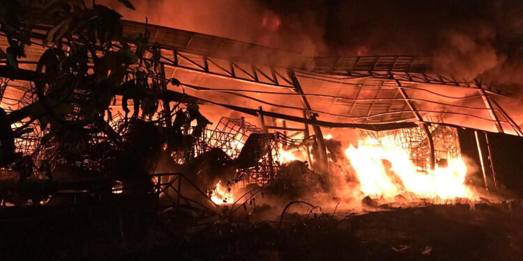 Kauçuk fabrikasında çıkan yangında 5 iş yeri zarar gördü