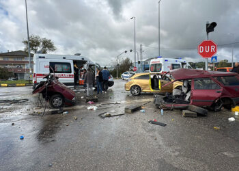 Kavşakta çarpışan otomobillerden biri ikiye bölündü; 6 yaralı